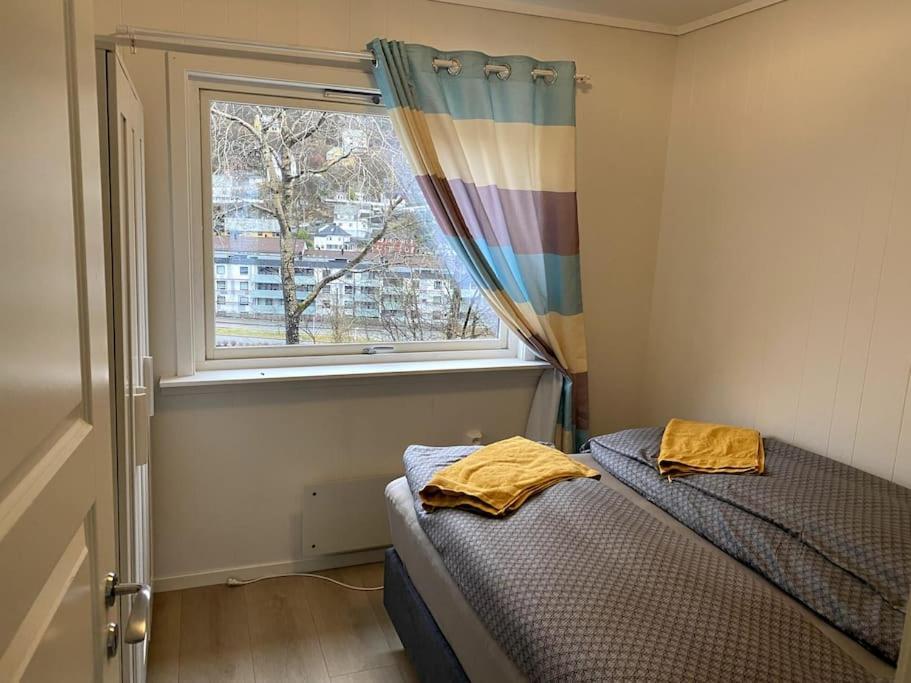 Lovely 2 Bedroom Apartmen With Free Parking Bergen Esterno foto