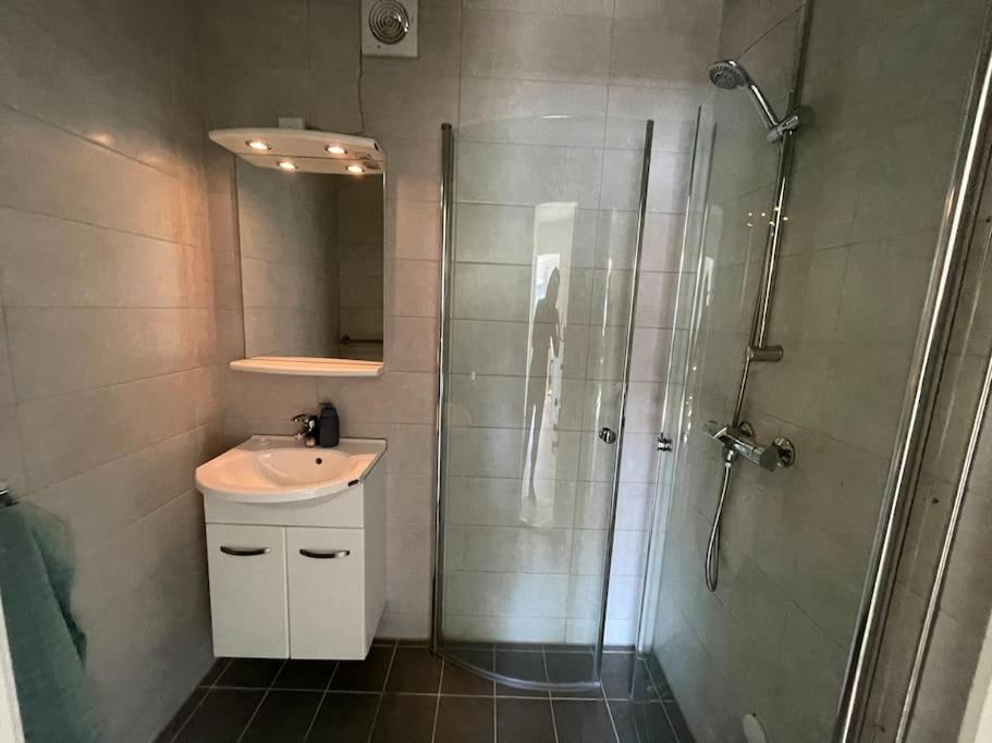 Lovely 2 Bedroom Apartmen With Free Parking Bergen Esterno foto
